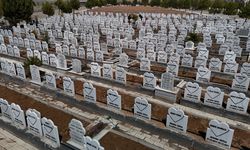 Her taş bir acıyı anlatıyor: Bu mezarlıklar kalp şeklinde yapılmış
