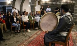İran erbane sanatçıları Diyarbakır’da: Deflerini müzeye hediye ettiler