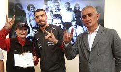A Millî Takım'dan Aziz Sancar'a ziyaret: Bozkurt işareti yaptılar