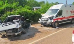 Ambulans ile otomobil çarpıştı: Ölü ve yaralılar var