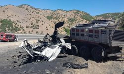 Bingöl – Diyarbakır yolunda demir tozu taşıyan TIR devrildi: Ölü var