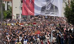 Binlerce Manisalı Ferdi Zeyrek'i gözyaşlarıyla uğurladı