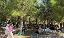 Diyarbakır’da YKS: Öğrenciler sınavda, aileler dışarda ter döktü