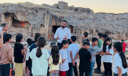Diyarbakır’da 30 yetim ve öksüz çocuğa karne hediyesi verildi!