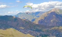 Hakkari’de gençler havada buluşuyor: İşte o görüntüler