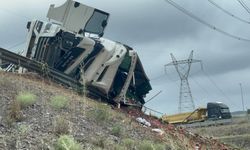 Karpuz yüklü TIR devrildi: Ölü ve yaralılar var