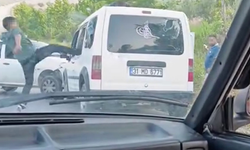 Trafik kazasının ardından araca saldırdılar: Korku dolu anlar yaşattılar!