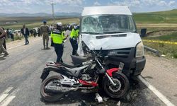Van'da minibüs motosiklete çarptı: 2 genç hayatını kaybetti