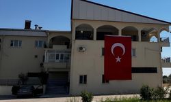 Diyarbakır milletvekili evine dev Türk Bayrağı astı