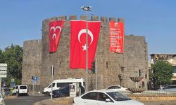 Diyarbakır Surlarına MHP bayrağı asıldı: İşte pankarttaki sözler!