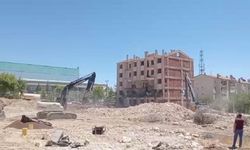 Elazığ’da ağır hasarlı bina korna sesiyle yıkıldı!