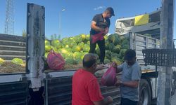 Elazığ’da bir esnaf 30 ton karpuzu ücretsiz dağıttı!