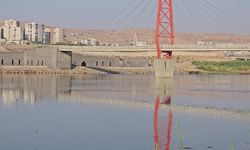 Çocukların Dicle Nehri’nde tehlikeli serinliği