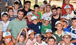 Amedsporlu futbolcular çocuklarla buluştu: Forma hediye etti