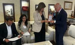 DEM Partili vekil, AK Partili belediyede: Oltu taşı hediye etti