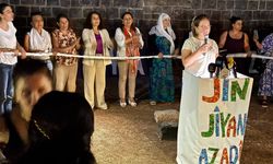 Diyarbakır’da kadınlar ‘Barış Kürsüsü’ kurdu!
