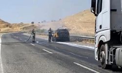 Diyarbakır’da seyir halindeki ticari taksi yandı