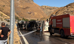Elazığ Diyarbakır karayolunda kaza: Tavuk yüklü TIR devrildi