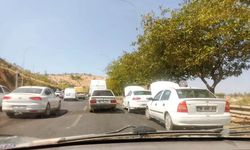 Şanlıurfa sıcakları trafiği felç etti: Sürücüler kaputları açtı!
