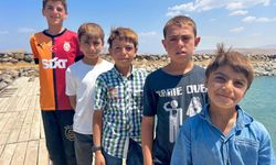 Van Gölü’ne giren çocuklar sarışın oldu: "Kışın Ronaldo, yazın Osimhen'iz”