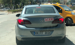 Aracının arkasına tek kelime yazdı, trafiğe çıktı: Herkesi gülümsetti!