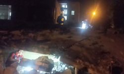 Batman'da 2 katlı bina aniden çöktü