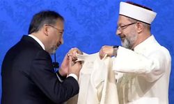 Diyanet'te devir teslim: Yeni başkan, Ali Erbaş'ın elini öptü