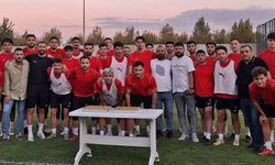 Diyarbekirspor taraftarından takımlarına ‘tatlı’ ziyaret