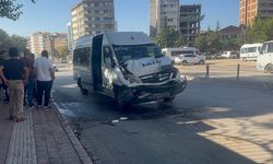 Elazığ’da minibüs kaza yaptı: 8 kişi yaralandı!
