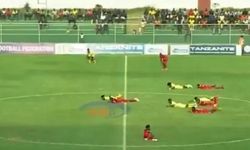 Hakem dahil tüm futbolcular yere yattı: Sebebi belli oldu!