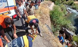 Herkesin korktuğu o yolda kaza oldu: Uçuruma yuvarlandılar!