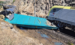 Malatya’da kaza oldu: İki tren kafa kafaya çarpıştı!