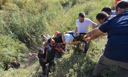 Öğretmenleri taşıyan otomobil dereye uçtu: Yaralılar var!