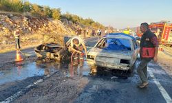Otomobiller kafa kafaya çarpıştı: Çok sayıda ölü ve yaralılar var!