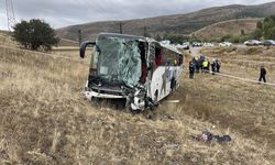 TIR ile yolcu otobüsü kafa kafaya çarpıştı! Ağır yaralılar var