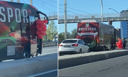 Amedspor yola savrulan Türk bayraklı balonları kurtardı!