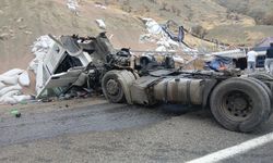 Bingöl- Diyarbakır yolunda TIR devrildi: Yaralı var