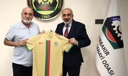 Diyarbakır'a gelen Hikmet Karaman'a Amedspor forması verildi