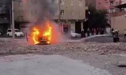 Diyarbakır’da araba alev aldı: Canını zor kurtardı!