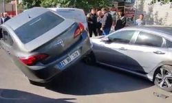 Diyarbakır’da ilginç kaza: Park halindeki arabalara çarpıp asılı kaldı