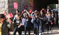 Diyarbakır’da öğrenciler Türk bayrağı ile yürüdü