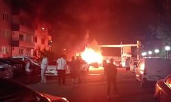 Diyarbakır’da park halindeki araç alev topuna döndü!