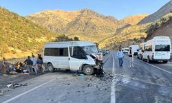 Yolcu minibüsü kaza yaptı: Çok sayıda yaralı var!