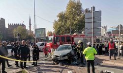 Otomobil yayaların arasına daldı: Çok sayıda yaralı var!