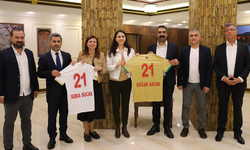 Amedspor’dan Büyükşehir’e ziyaret: Forma takdim etti!