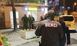 Anne ve baba, kızlarını taksi durağına kilitledi