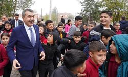 Bakan Tekin Diyarbakır’daki köy okulunu ziyaret etti