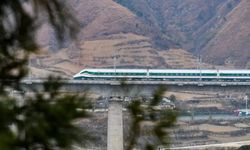 Tren işçilere çarptı: Çok sayıda ölü var!