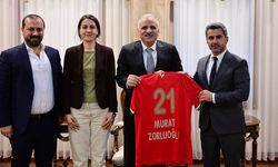 Diyarbakır Valisine 21 numaralı Amedspor forması!