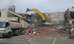 Diyarbakır’daki tarihi okulun bir kısmı yıkılıyor!